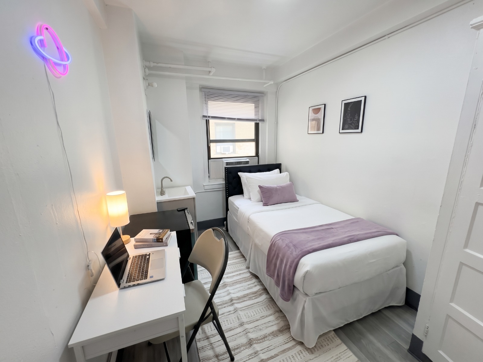 Room 931 — Private Room with Shared Bathroom