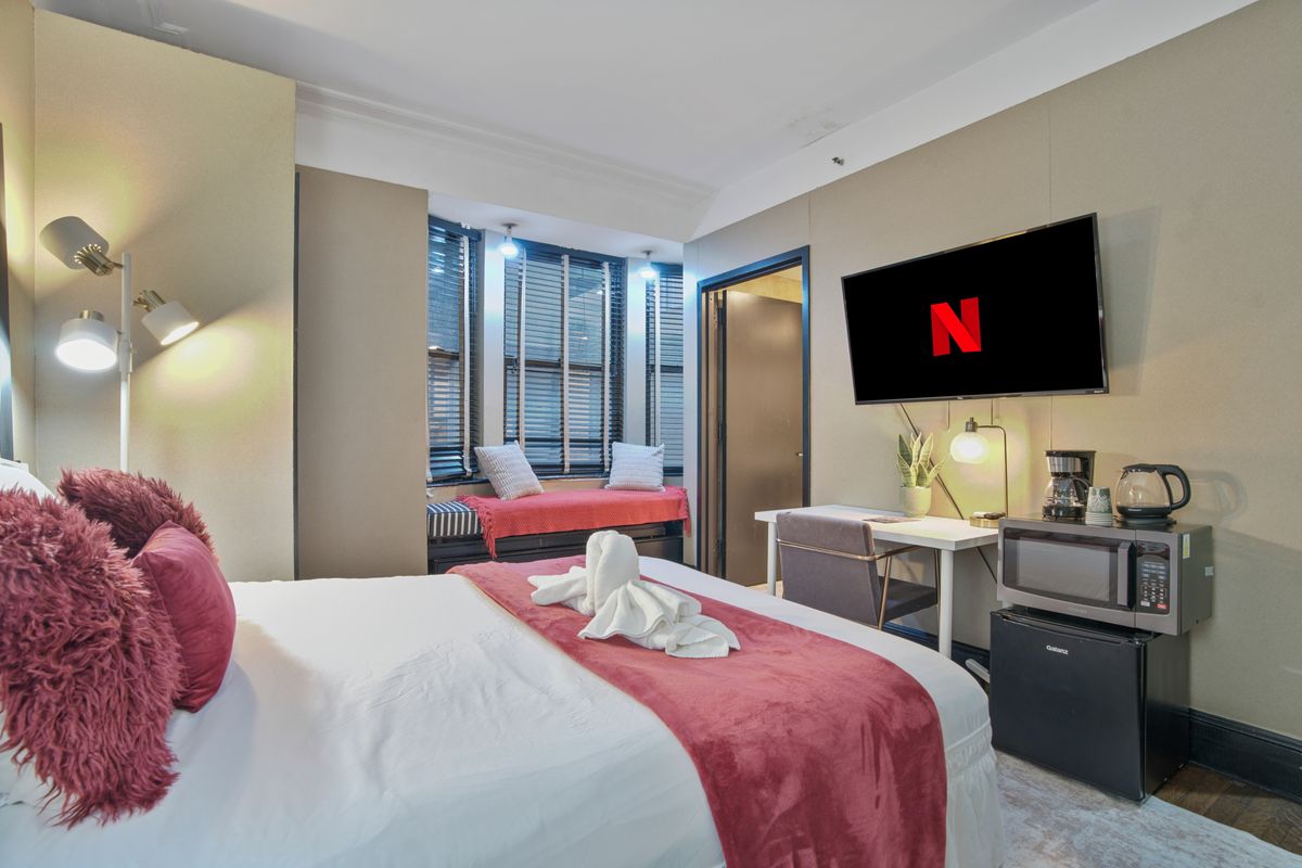 Studio King & Ensuite Bath - Midtown Manhattan